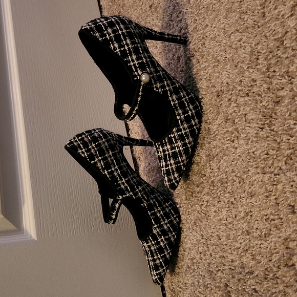 Heels - Picture 3 of 3